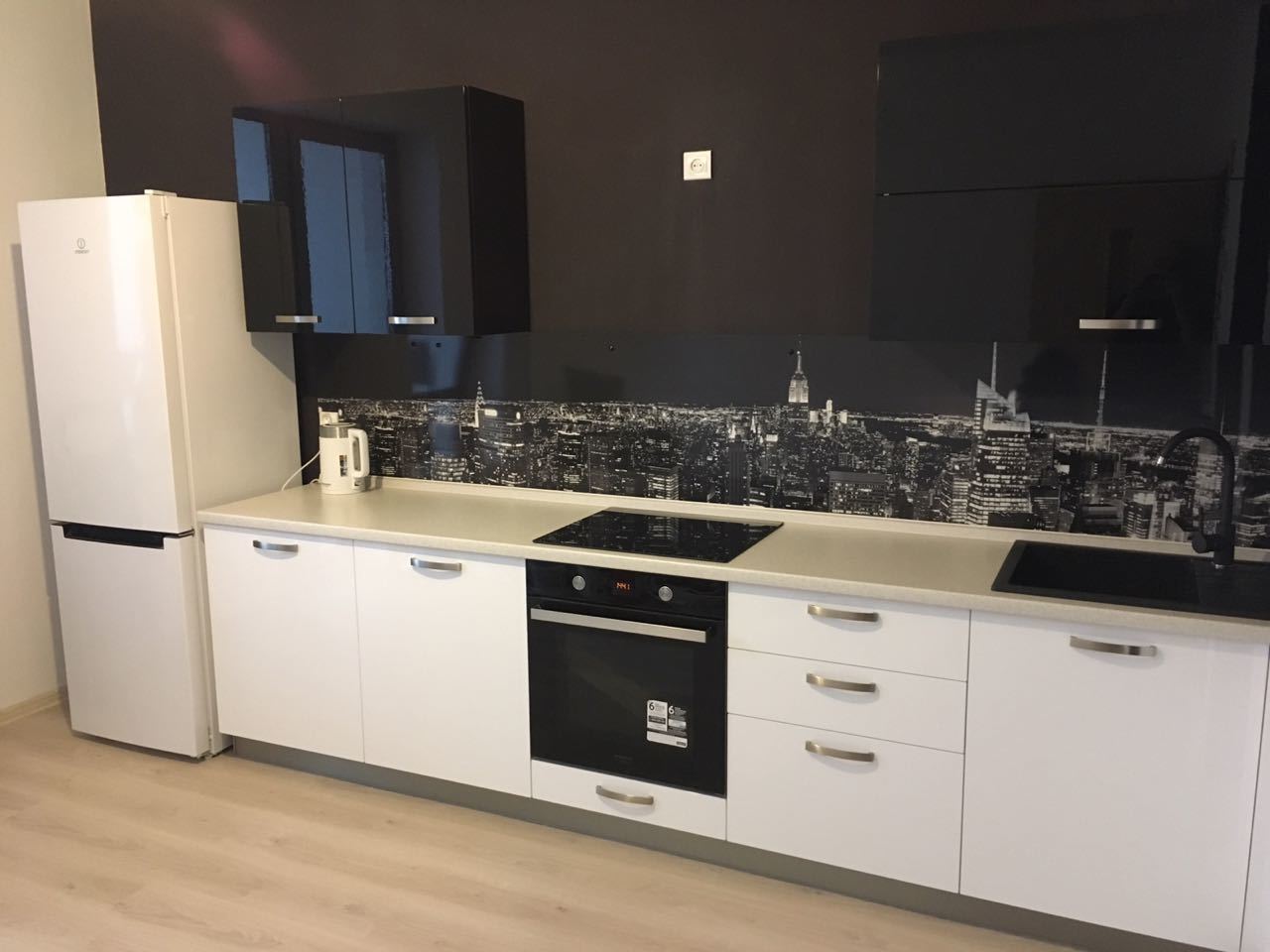 Александр С. Черно - белая кухня с подсветкой